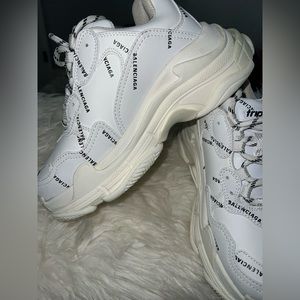 BALENCIAGA TRIPLE S SNEAKER ALLOVER LOGO size: 6 USA